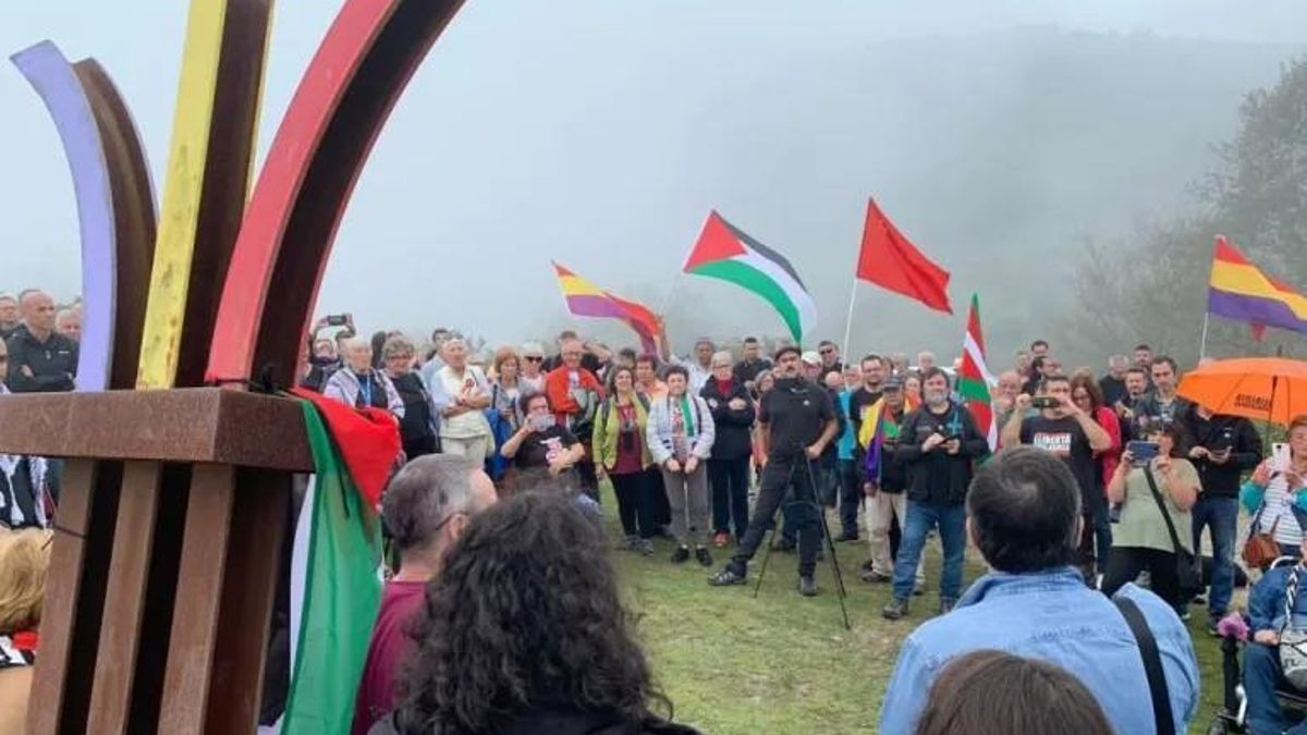 Imagen de un homenaje celebrado en 2024 en torno al monolito del Mazucu.