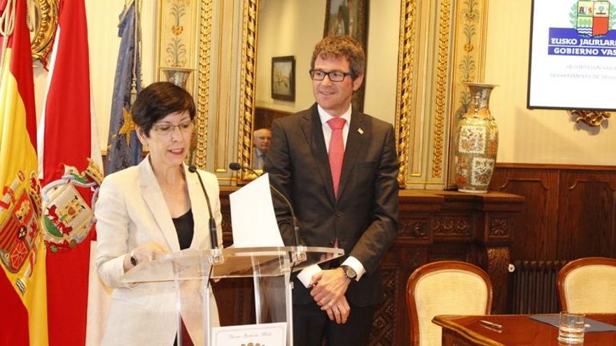 Estefanía Beltrán de Heredia, con el alcalde de Vitoria, Gorka Urtaran