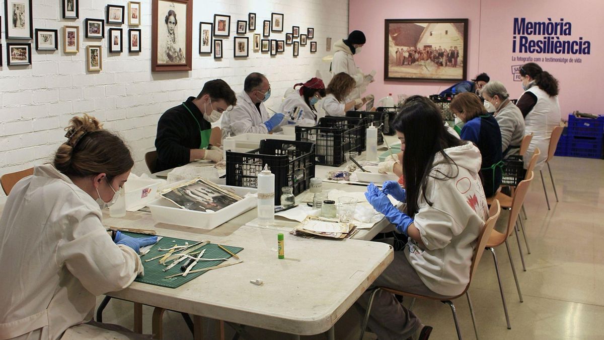 El Ministerio de Cultura y la Fundació Horta Sud refuerzan el rescate de fotos familiares tras la dana