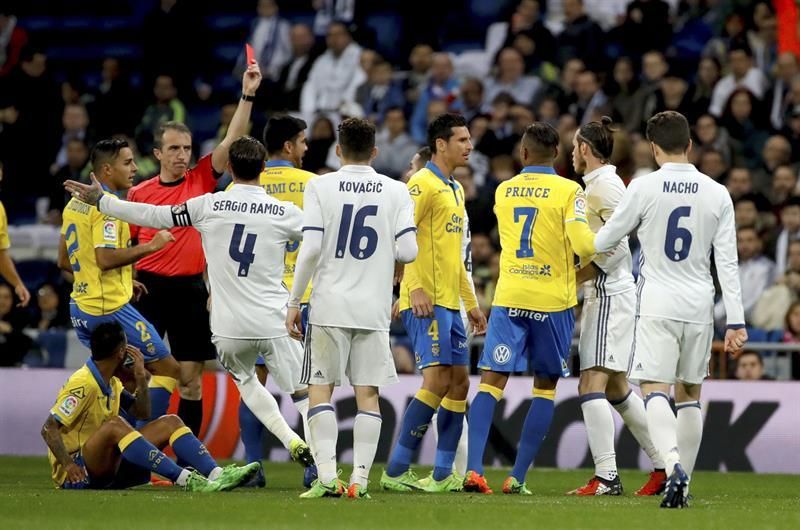 El árbitro muestra la roja a Gareth Bale. EFE/JuanJo Martin