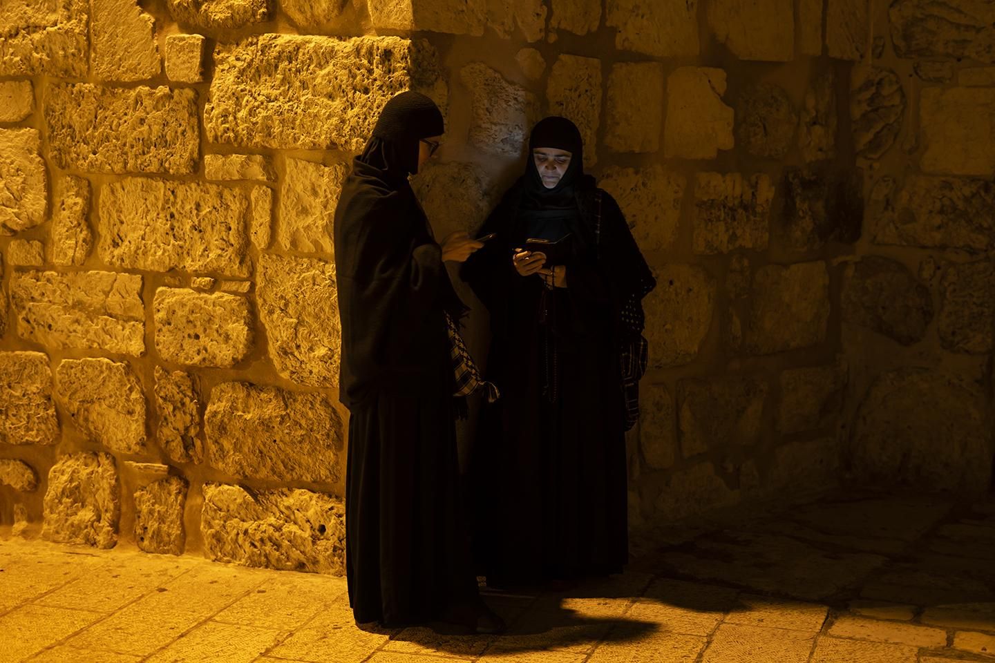 Dos peregrinas consultan sus smartphone en la ciudad vieja de Jerusalén. | JOAQUÍN GÓMEZ SASTRE