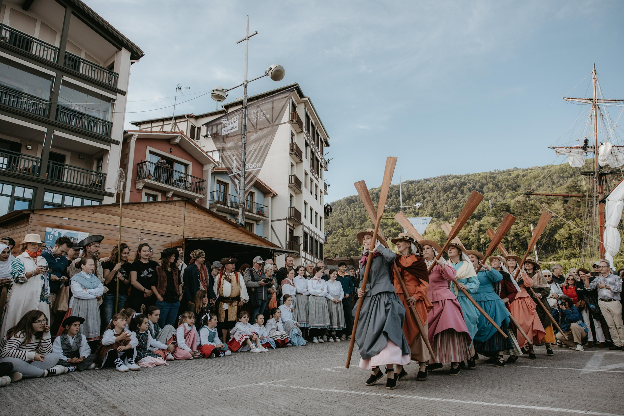 Más de cien embarcaciones despliegan sus velas en el festival marítimo de Pasaia con el 'Aita Mari' a la cabeza