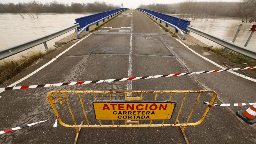 Carretera cortada por crecida del Ebro en la localidad de Padrilla