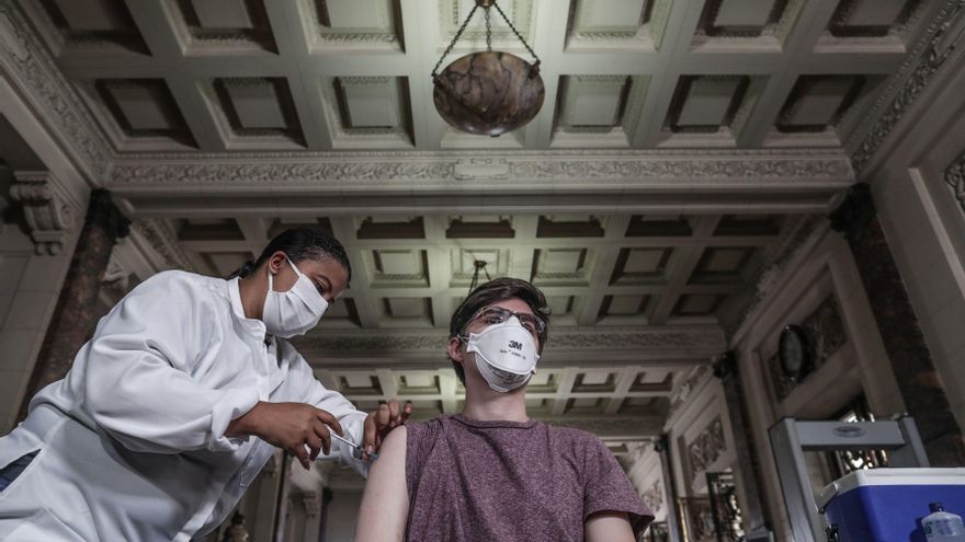 Una persona recibe una dosis de la vacuna contra covid-19 hoy, en el Palácio Tiradentes, antigua sede de la Asamblea Legislativa, en Río de Janeiro (Brasil). EFE/André Coelho