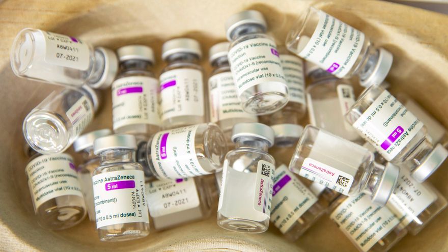 La EMA ve un "posible vínculo" entre la vacuna de AstraZeneca y casos infrecuentes de trombos pero recomienda seguir aplicándola