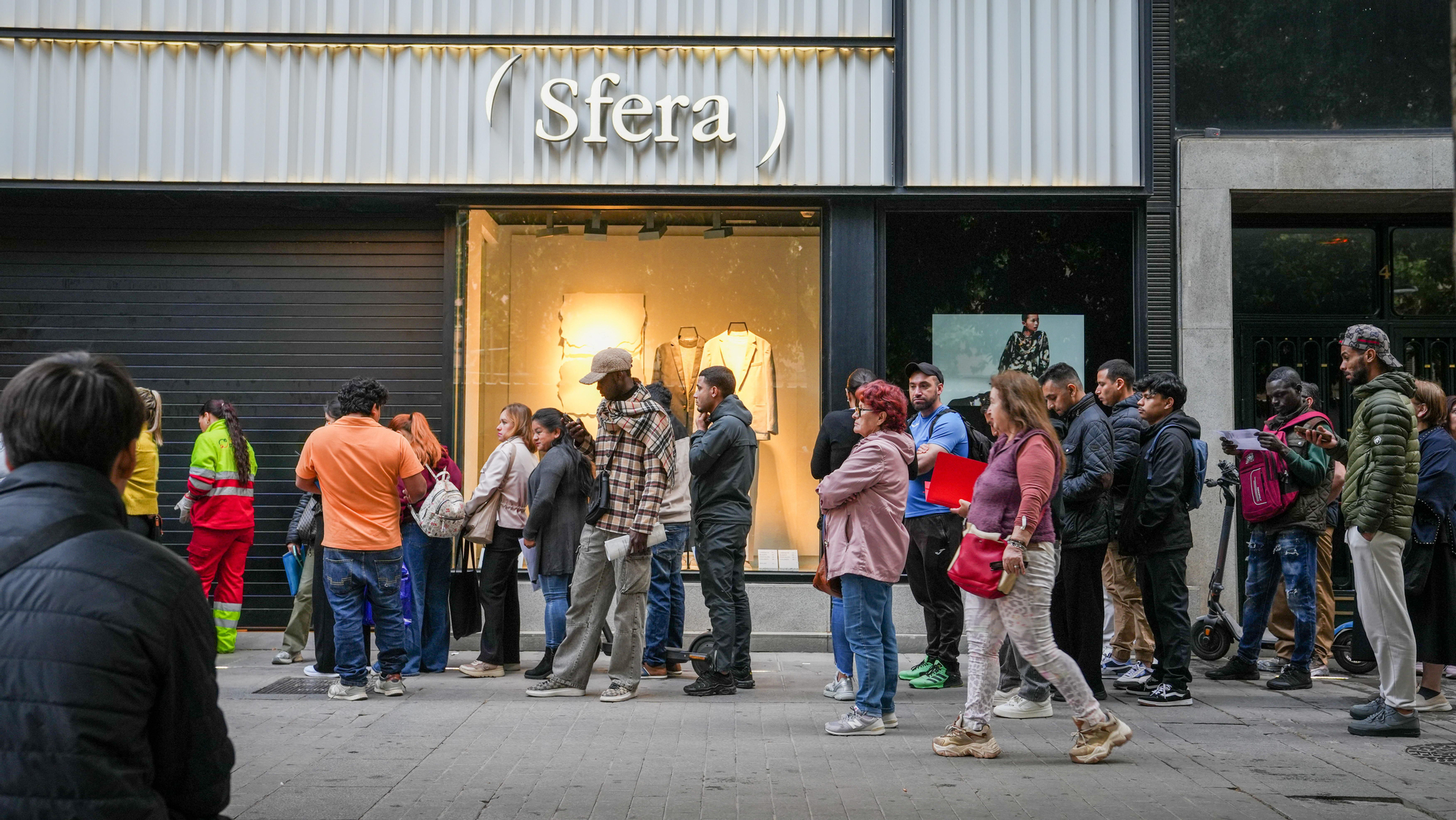 Largas colas de personas migrantes durante la atención presencial para su regularización