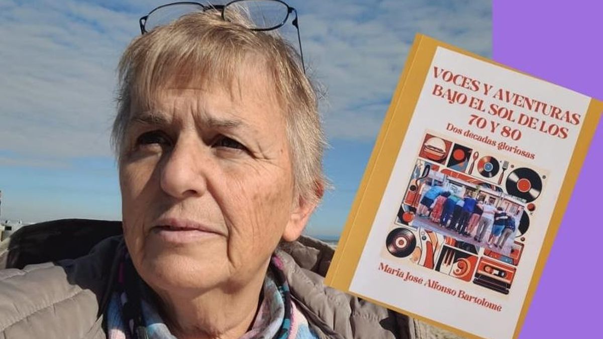María José Alfonso junto a la portada de su último libro.