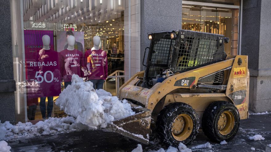 En la imagen, una maquina de una obra quitando nieve en la calle Carretas.