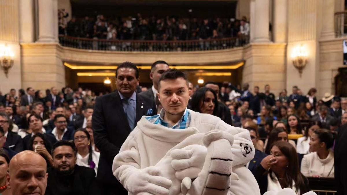 Luis Carlos Rúa reveló su identidad como el elefante blanco apenas tres días antes de las elecciones.