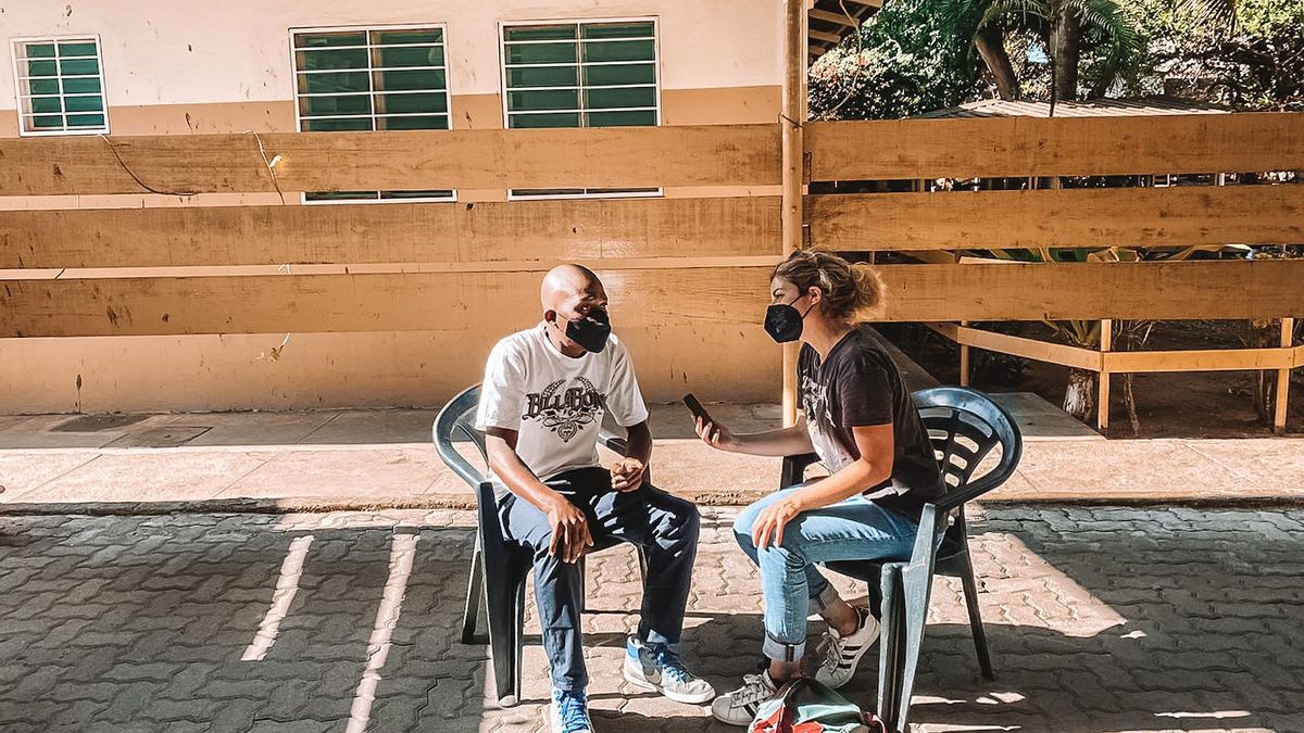 La periodista Lola Hierro realizando una entrevista.