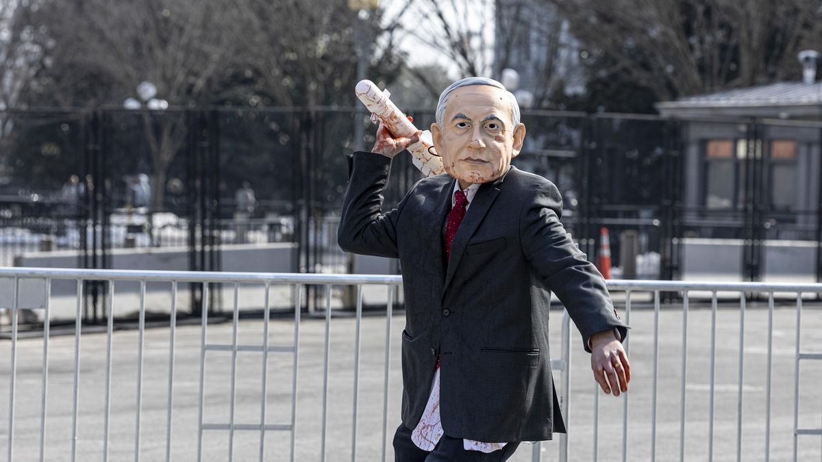 Un hombre con una máscara de Netanyahu protesta en las inmediaciones de la Casa Blanca ante una visita del primer ministro de Israel, el 11 de febrero de 2026
