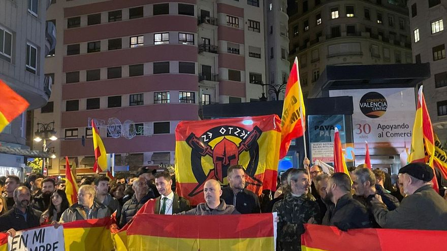 Concentración frente a la sede del PSPV en València