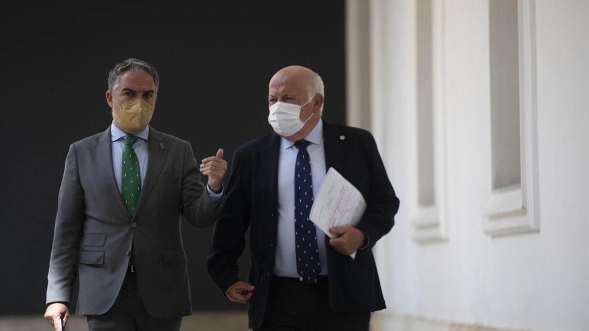 El consejero de la Presidencia, Elías Bendodo, y el consejero de Salud, Jesús Aguirre, este martes antes de la rueda de prensa posterior al Consejo de Gobierno.