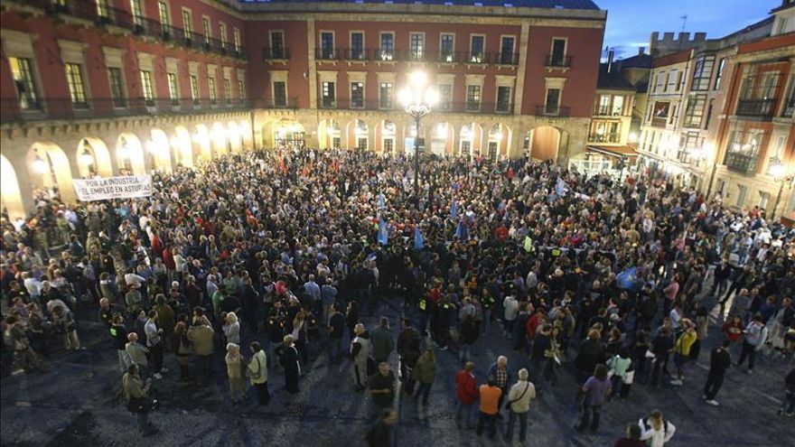 Miles de personas se manifiestan contra el cierre de Tenneco en Gijón