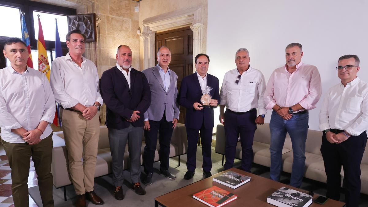 El president de la Generalitat, Juanfran Pérez Llorca, y el conseller de Emergencias, Juan Carlos Valderrama, en la recepción a representantes de la Asociación de Jefes y Mandos de la Policía Local de la Comunitat Valenciana, el jueves 23 de julio.