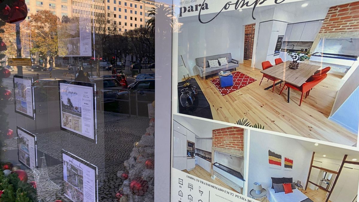 Imagen de archivo de anuncios de venta de pisos en una inmobiliaria. EFE/ Carlota Ciudad