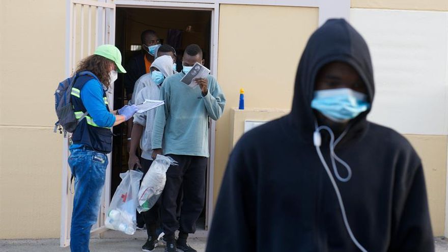 El Ministerio de Migraciones reubica en unas carpas con literas y baños químicos a un grupo de migrantes en Fuerteventura