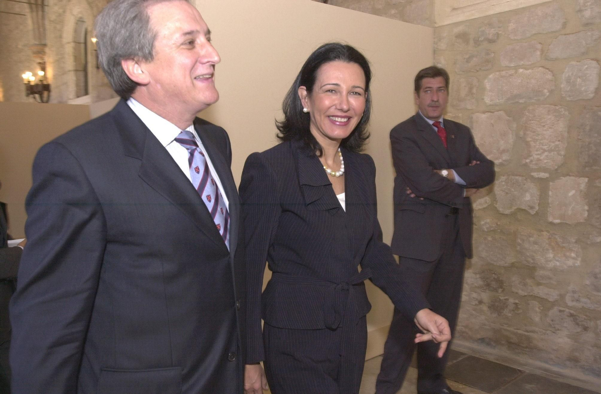 Burgos, 21/05/03.- La presidenta de Banesto, Ana Patricia Botín, acompañada del presidente de la Cámara de Comercio de Burgos, Antonio Mendez Pozo (i), a su llegada al Monasterio de San Juan en Burgos, donde pronunció hoy una conferencia sobre el sector financiero en la Unión Europea. EFE/FEDERICO VELEZ