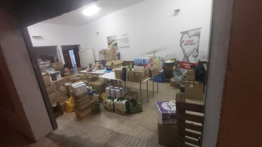 Cajas de ayuda humanitaria preparadas en la parroquia Santa Teresa de Jesús, en Getafe