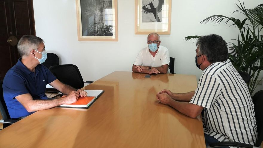 Antonio Luis Pérez (i),  gerente de Aspa; Carlos Cabrera (c), conejero de Aguas del Cabildo de La Palma; y Miguel Martín, presidente de Aspa.