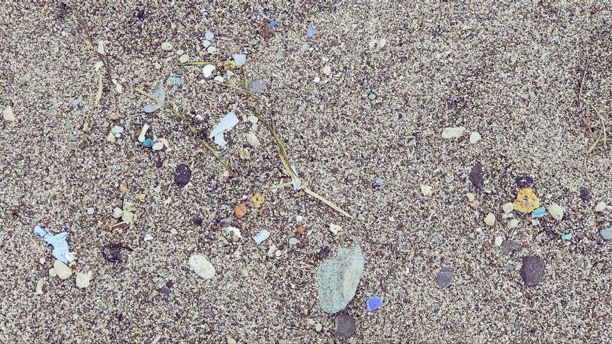 Microplásticos depositados por el mar en la orilla de El Médano, Tenerife