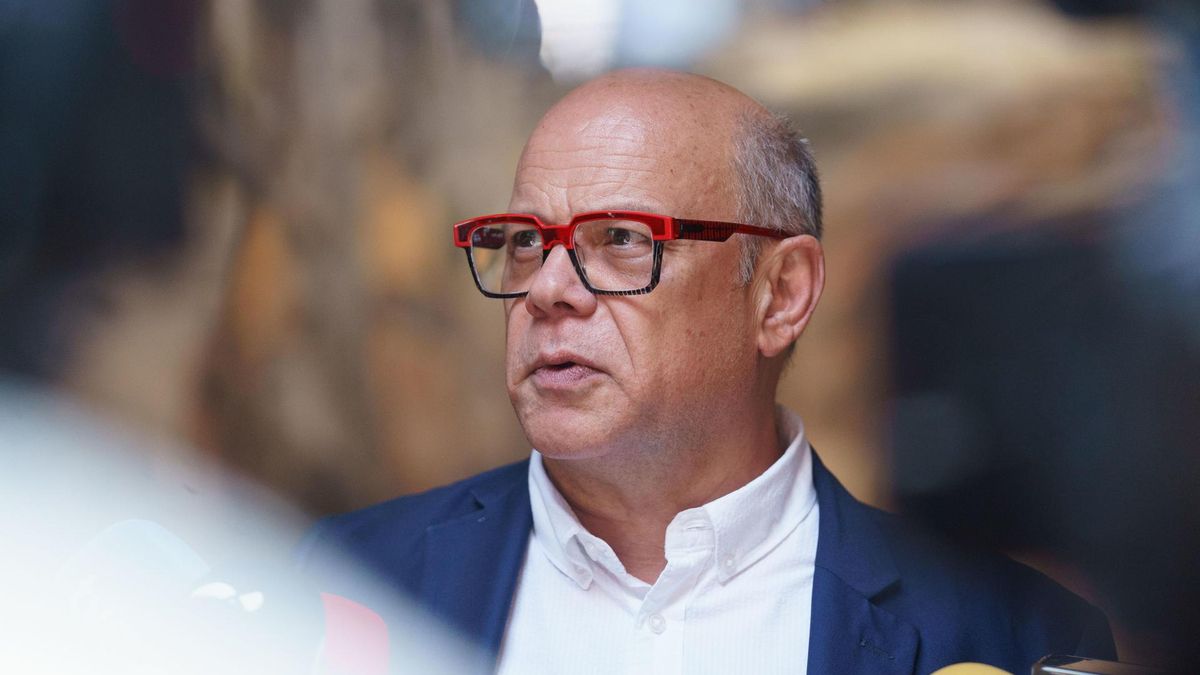 El portavoz del grupo Nacionalista canario, José Miguel Barragán, atiende a los medios de comunicación al término de la reunión del Pacto Migratorio de Canarias celebrado en la sede de Presidencia del Ejecutivo canario en Santa Cruz de Tenerife. EFE/Ramón de la Ro