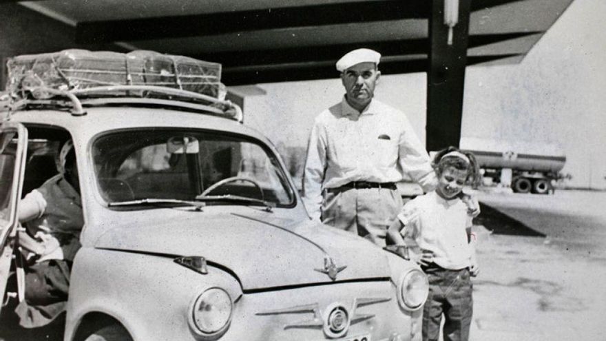 1965. Una de las necesarias paradas era para repostar, como en el caso de esta familia y su Seat 600. Colección ‘Madrileños’.