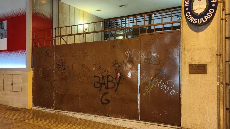 Un edificio muy próximo a la plaza de España y la calle San José protege su portal con puertas de metal durante los Carnavales