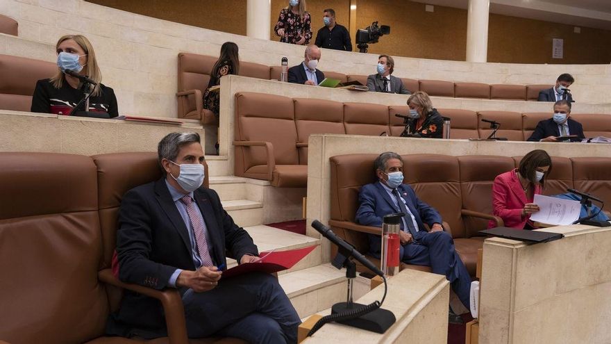 El vicepresidente de Cantabria, Pablo Zuloaga, y el presidente, Miguel Ángel Revilla, en el Parlamento. Archivo