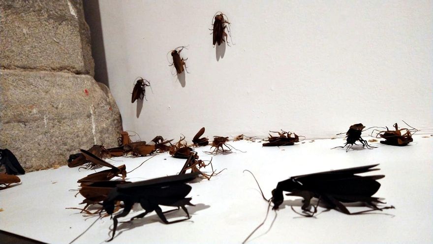 Una de las instalaciones de 'Haciendo Barrio 2020', formada por cucarachas de papel | SOMOS MALASAÑA