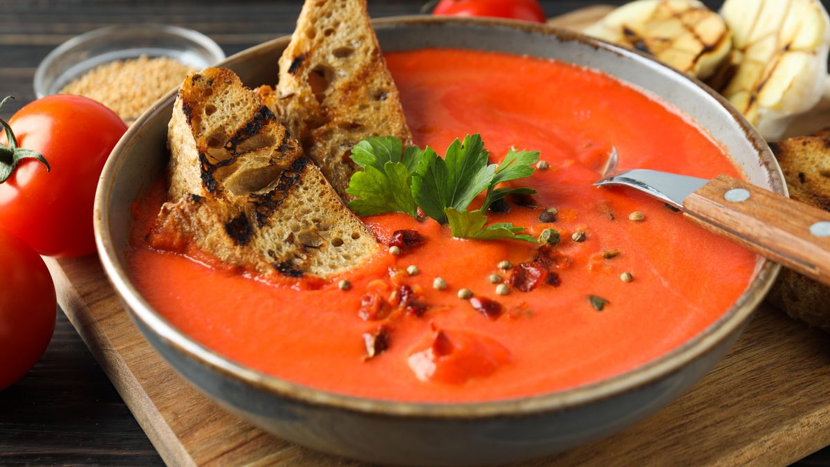 Sopa de tomate y albahaca