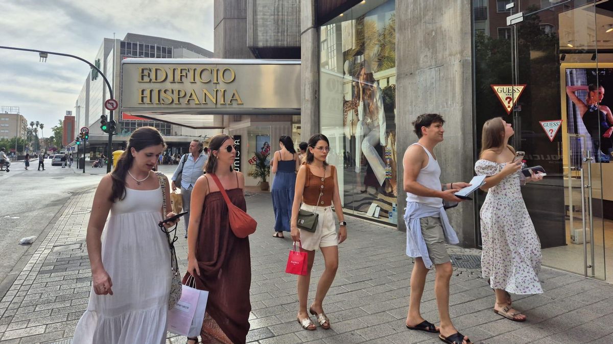Peatones andando por la plaza de la Fuensanta, centro de Murcia