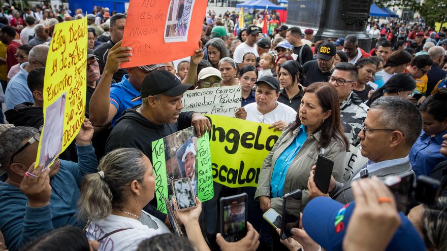 Venezolanos reúnen firmas de apoyo a sus migrantes y en rechazo a detención en El Salvador