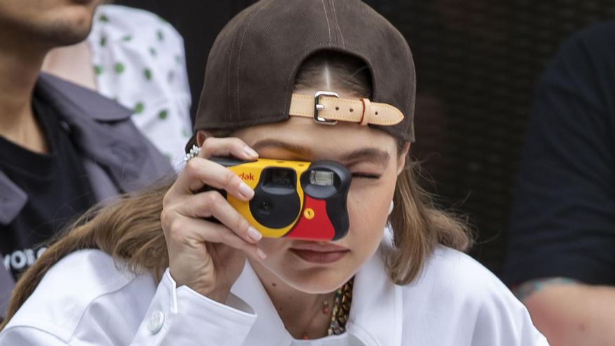 La generación nativa digital adora la fotografía analógica: "Los carretes han pasado de caducarse a agotarse"