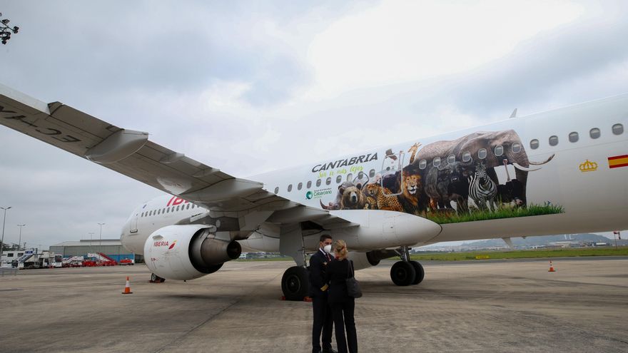 El avión de Iberia rotulado con la imagen de varios animales del Parque de Cabárceno llega al aeropuerto Seve Ballesteros de Santander.