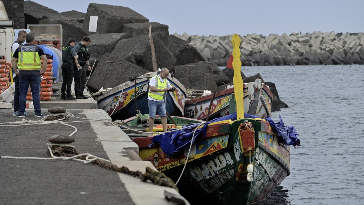 El cayuco que fue escoltado este viernes al muelle de La Restinga, en El Hierro.