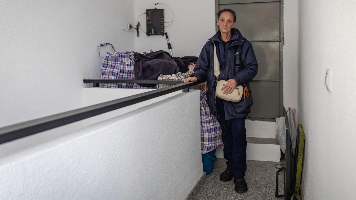 Sole, junto a sus pertenencias apiladas en un rellano del edificio.