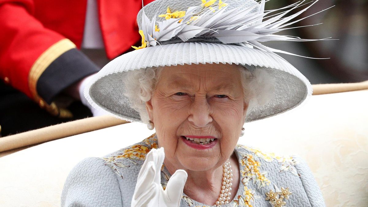 Toda una vida bajo los focos. El reinado de Isabel II, en imágenes