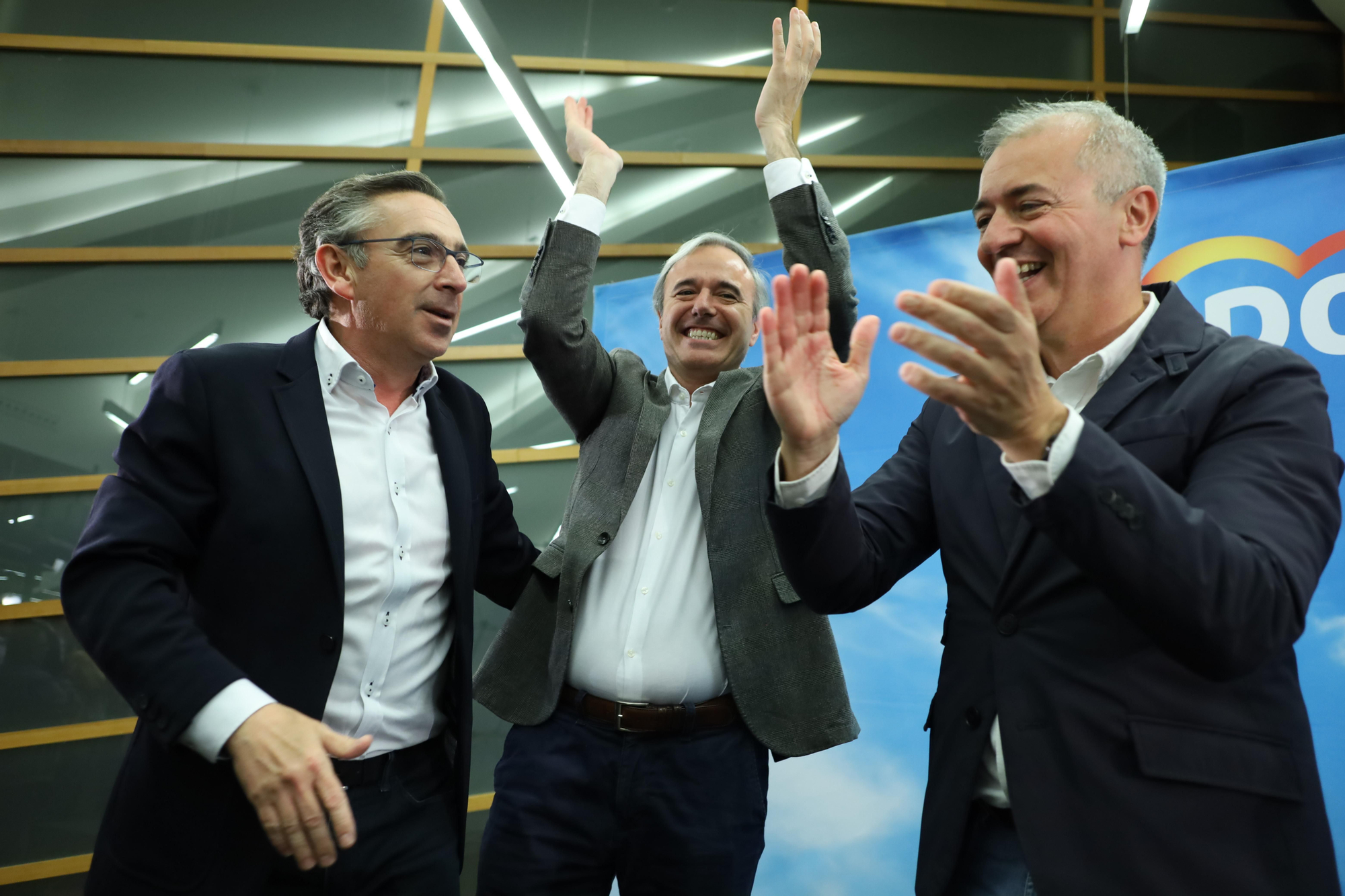 El presidente del Partido Popular en Aragón y candidato a la Presidencia de la Comunidad, Luis María Beamonte, el candidato del PP a la Alcaldía de Zaragoza, Jorge Azcón y el presidente del Partido Popular de Zaragoza, Javier Compony, celebran los resultados electorales del 26M.