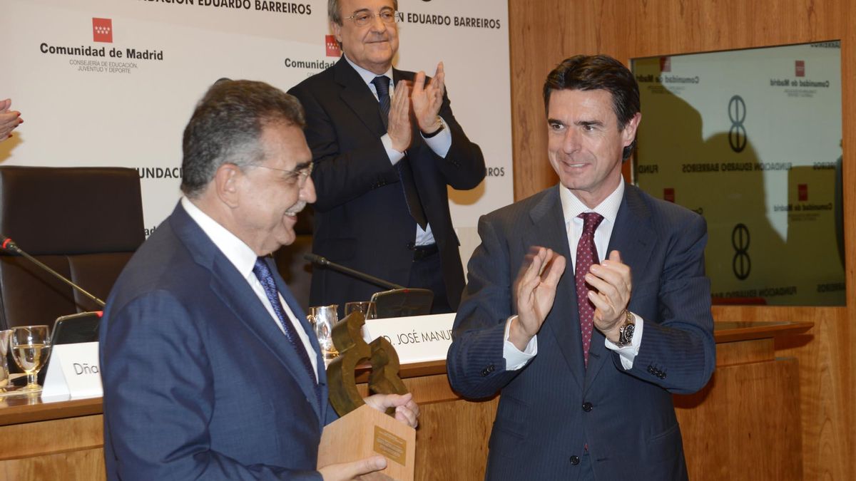 El ministro de Industria entrega un premio de la Fundación Eduardo Barreiros a Francisco Javier García Sanz, vicepresidente mundial de Volkswagen, en presencia de Florentino Pérez. Foto: MINETUR