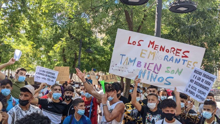 400 migrantes extutelados se concentran frente a Interior para pedir el desbloqueo de la reforma del reglamento de Extranjería