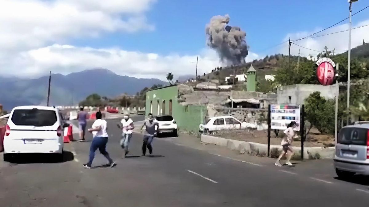 Imagen de archivo de vecinos de Las Manchas al  iniciarse, el 19 de septiembre de 2021, la erupción del Tajogaite.