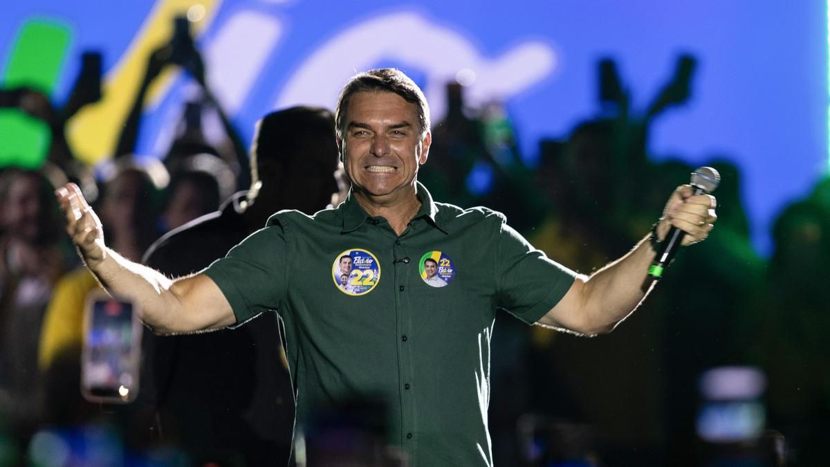 El senador y candidato a la Presidencia de Brasil, Flávio Bolsonaro, participa en un acto de campaña en Guarulhos, São Paulo (Brasil).