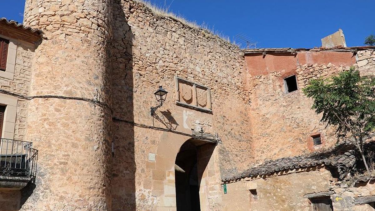 De las cuatro puertas originales que permitían el acceso controlado a la villa, hoy se mantienen en pie tres: la de la Villa, el Monte y el Cercao