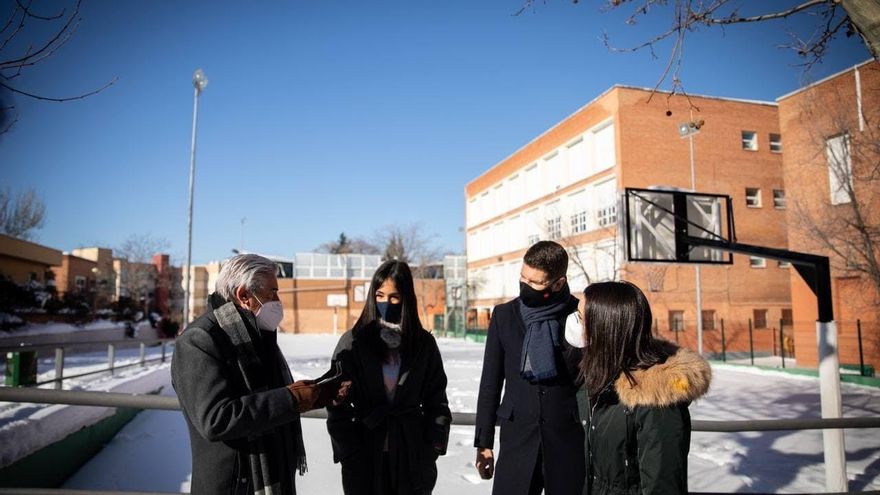 La vicealcaldesa de Madrid, Begoña Villacís, y la presidenta de Ciudadanos, Inés Arrimadas, durante una visita a La Nevera, el pabellón deportivo del instituto Ramiro de Maeztu, en Madrid, cuya cubierta se desplomó a causa de la nieve acumulada.