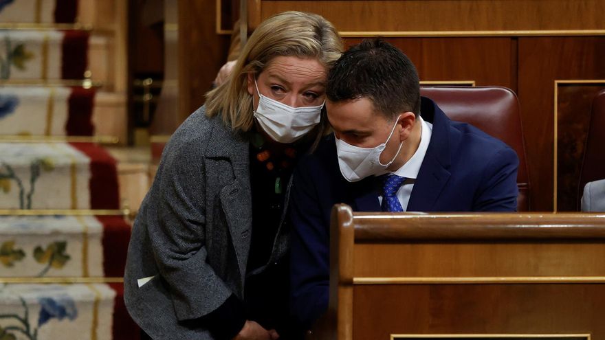 Oramas (i) conversa con un diputado durante el pleno del Congreso que debate y vota la convalidación de la reforma laboral