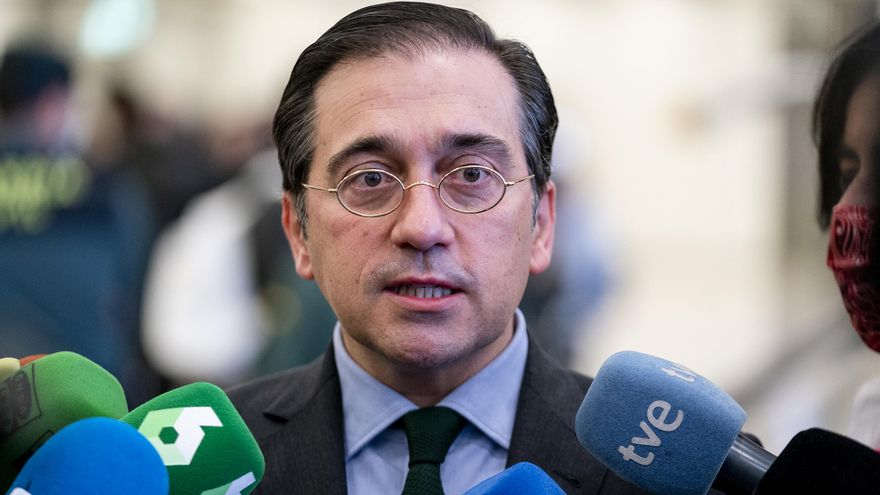 Archivo - El ministro de Asuntos Exteriores, Unión Europea y Cooperación, José Manuel Albares, responde a los medios en el Aeropuerto Adolfo Suárez Madrid Barajas donde ha acudido a recibir a los españoles repatriados, a 28 de febrero de 2022, en Madrid (