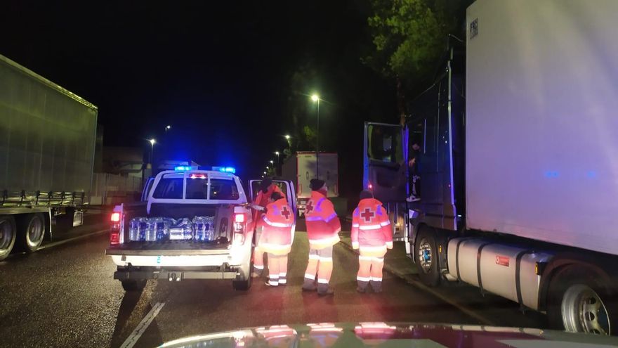 Efectivos de Cruz Roja hacen llegar avituallamientos a los camioneros atrapados en las carreteras valencianas.