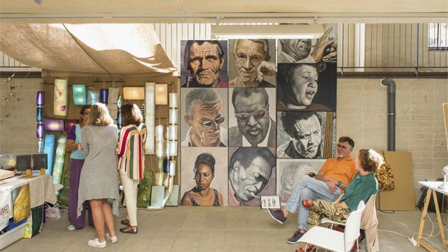 Puestos de lámparas y pinturas hechas a mano en Pop Arq Store