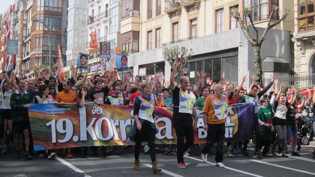 Miles de personas acompañan la llegada a Bilbao de la 19 Korrika, que ha recorrido 2.501 kilómetros en diez días